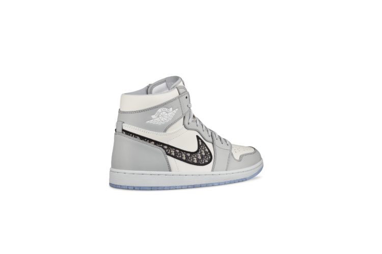 DIOR_MEN_SUMMER_2020_THE-AIR-JORDAN-1-HIGH-OG-DIOR-SNEAKERS_PACKSHOTS3-750x500