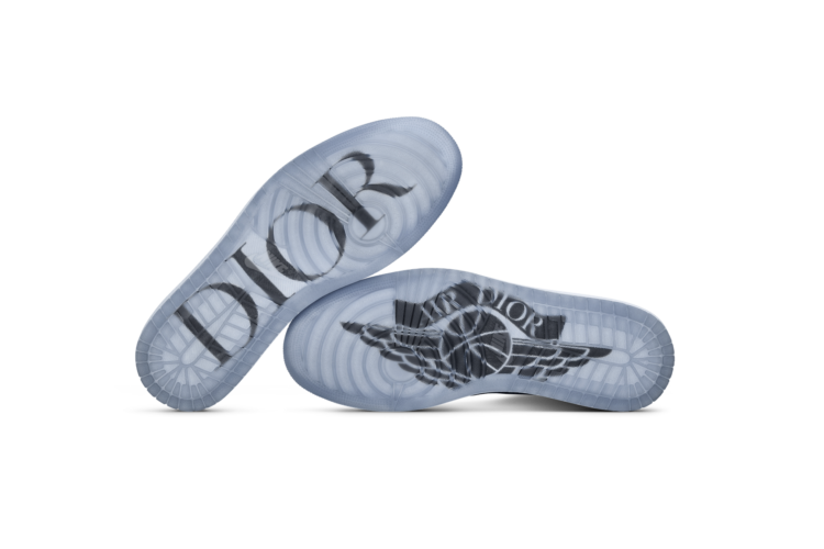 DIOR_MEN_SUMMER_2020_THE-AIR-JORDAN-1-HIGH-OG-DIOR-SNEAKERS_PACKSHOTS5-750x500